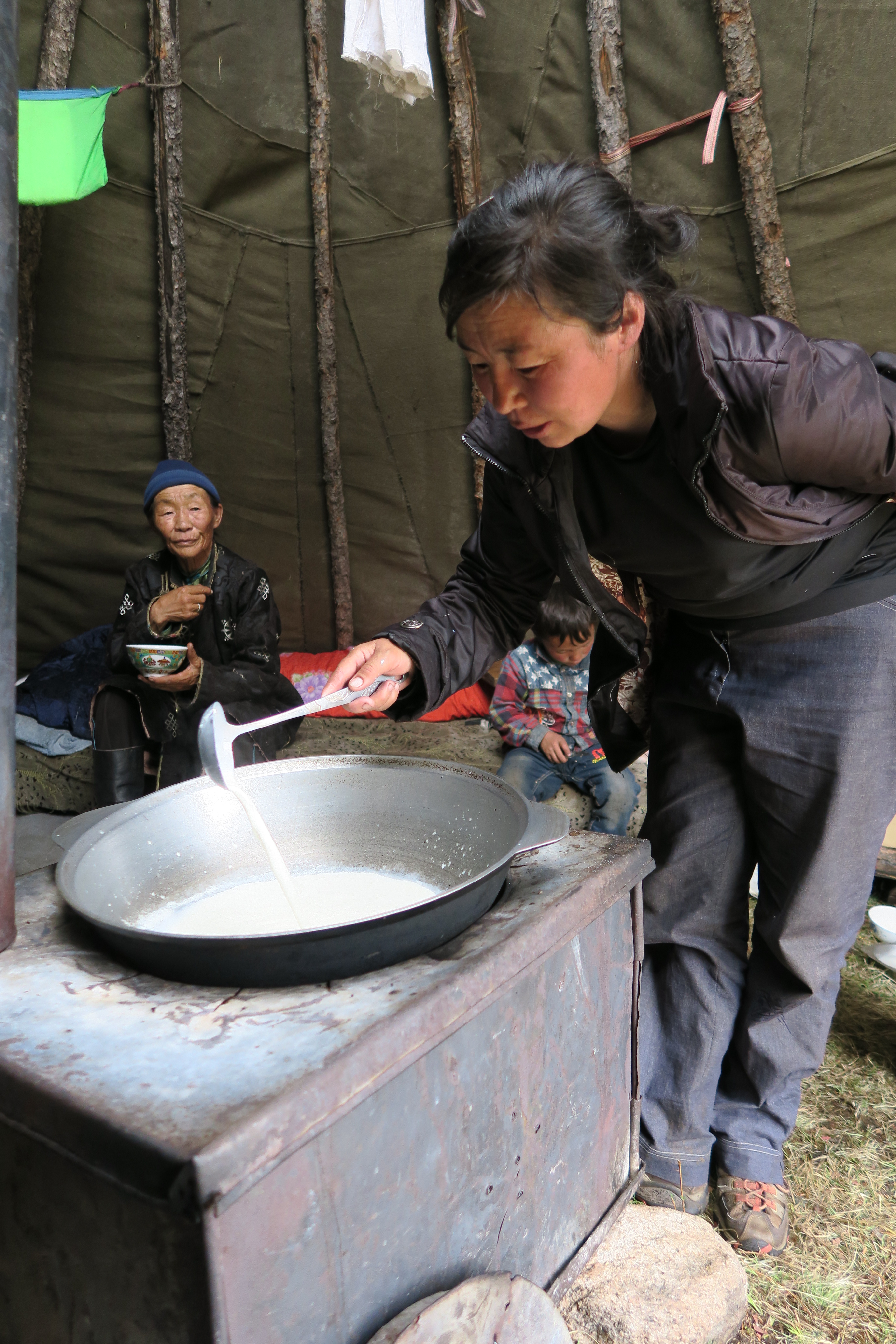 Une dame Tsaatan fait chauffer du lait