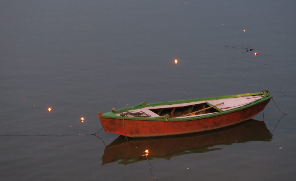 Bougies autour de la barque à Varanasi
