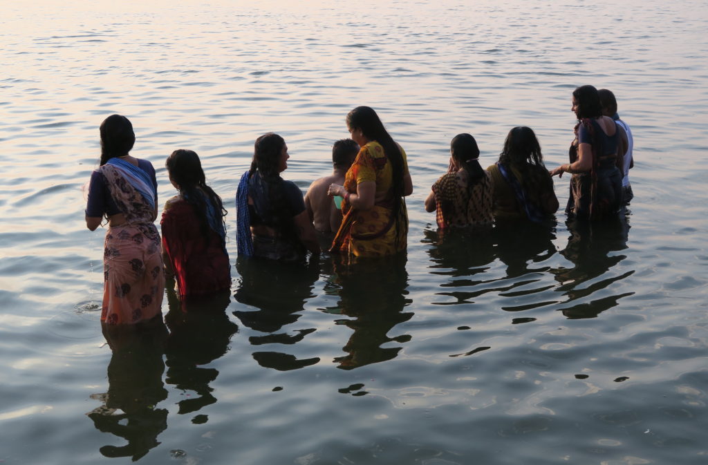 Groupe de femmes dans la rivière sacrée à Varanasi