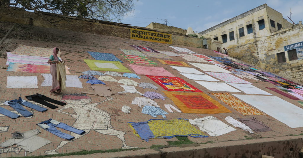 Linge qui sèche sur les Ghats de Varanasi