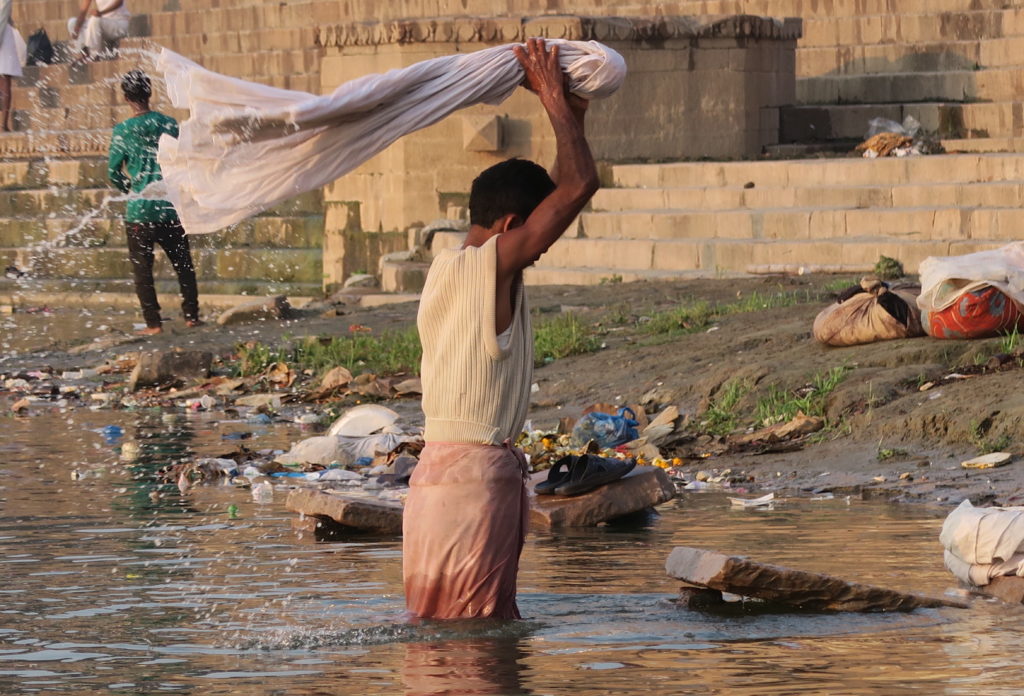 Un homme lave son linge dans le Gange