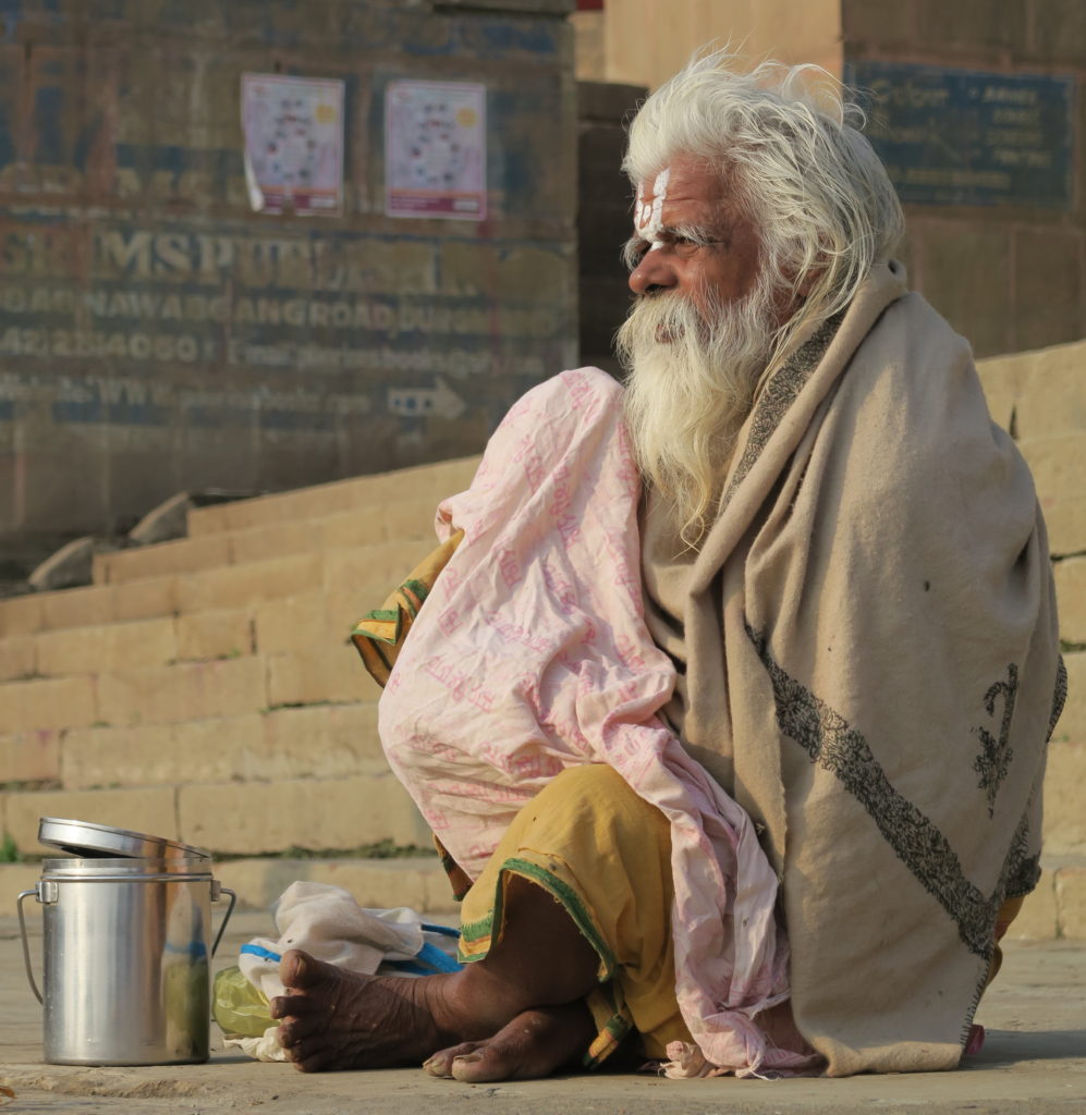 Un vieil homme barbu regarde à l'horizon