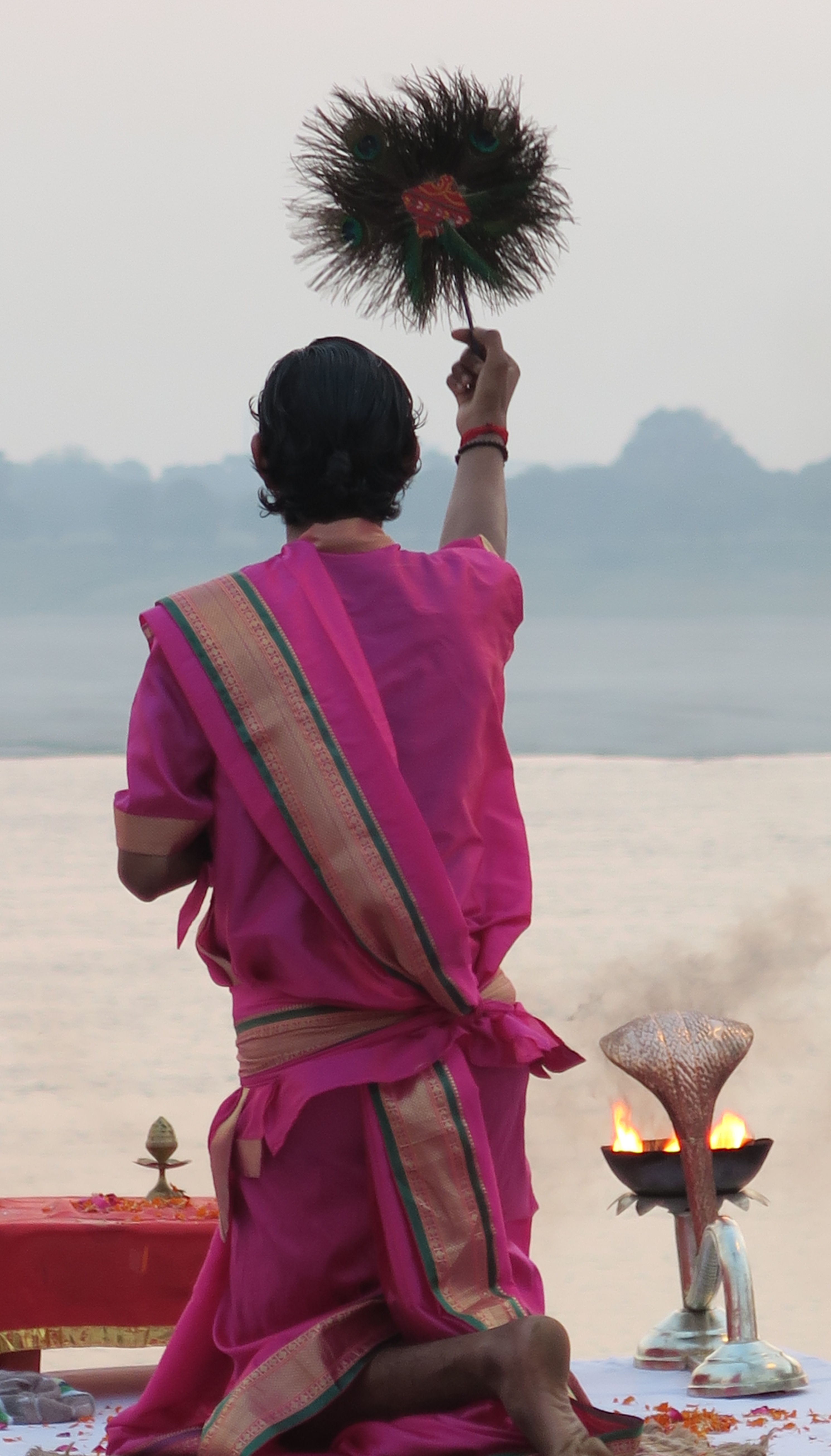 Puja avec Soleil levant et flammes