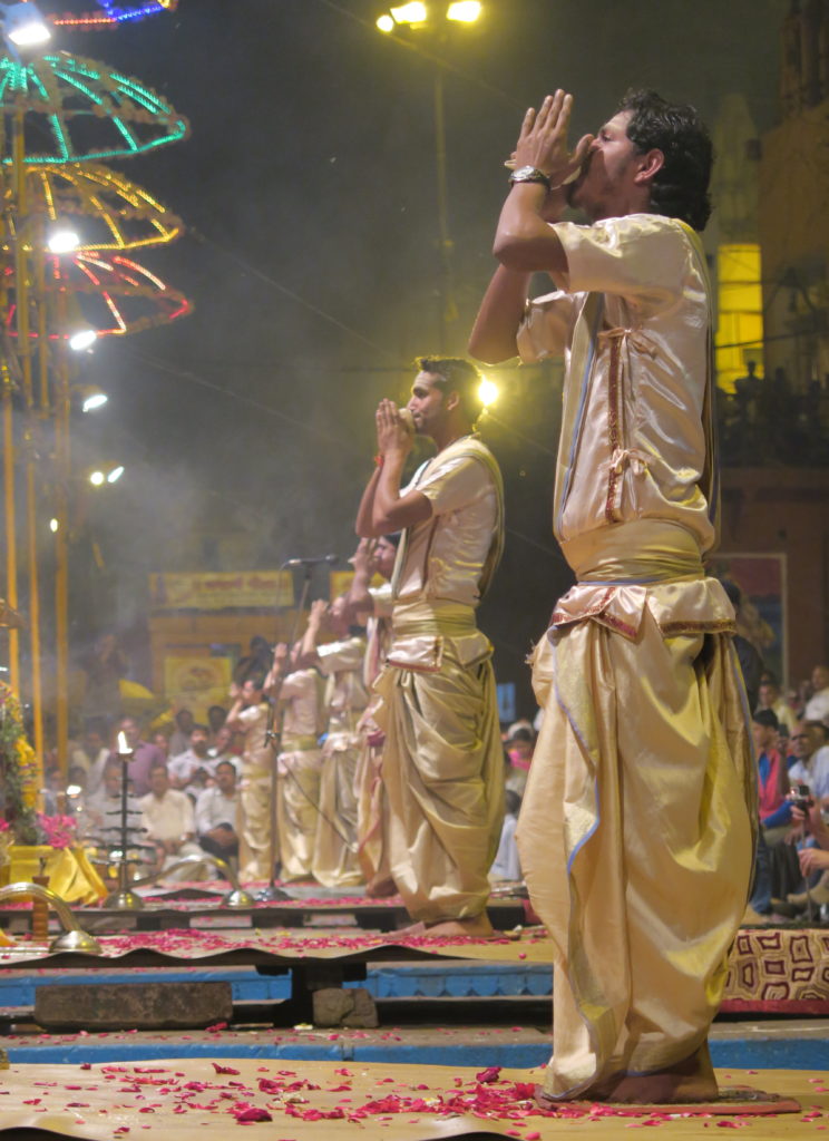 Puja nocturne avec plusieurs hommes