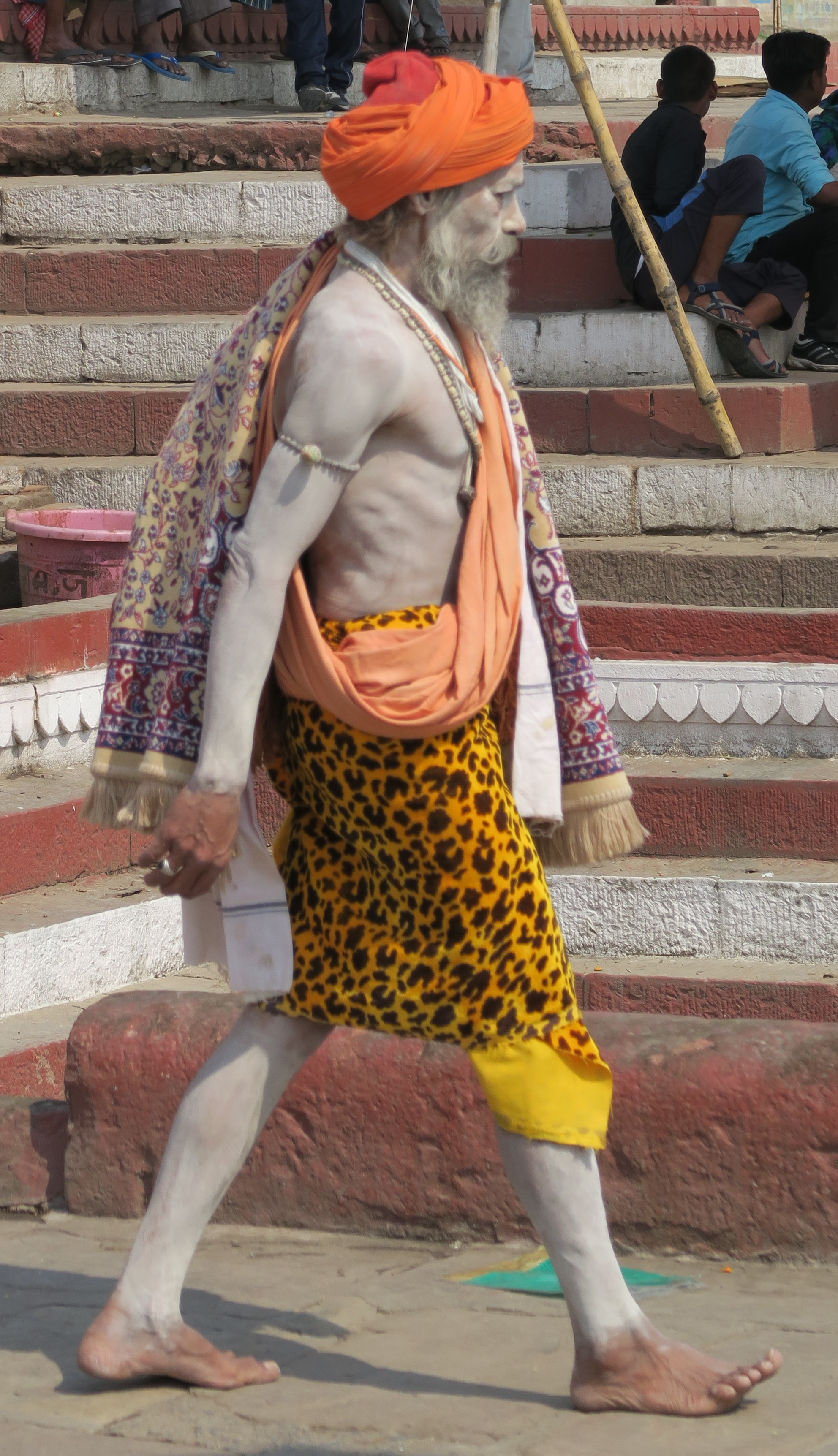 Sadhu recouvert de cendre avec un sarong léopard