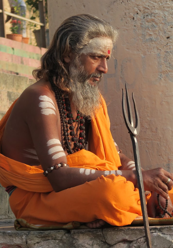 Vieux sadhu avec regard perçant possédant un trident