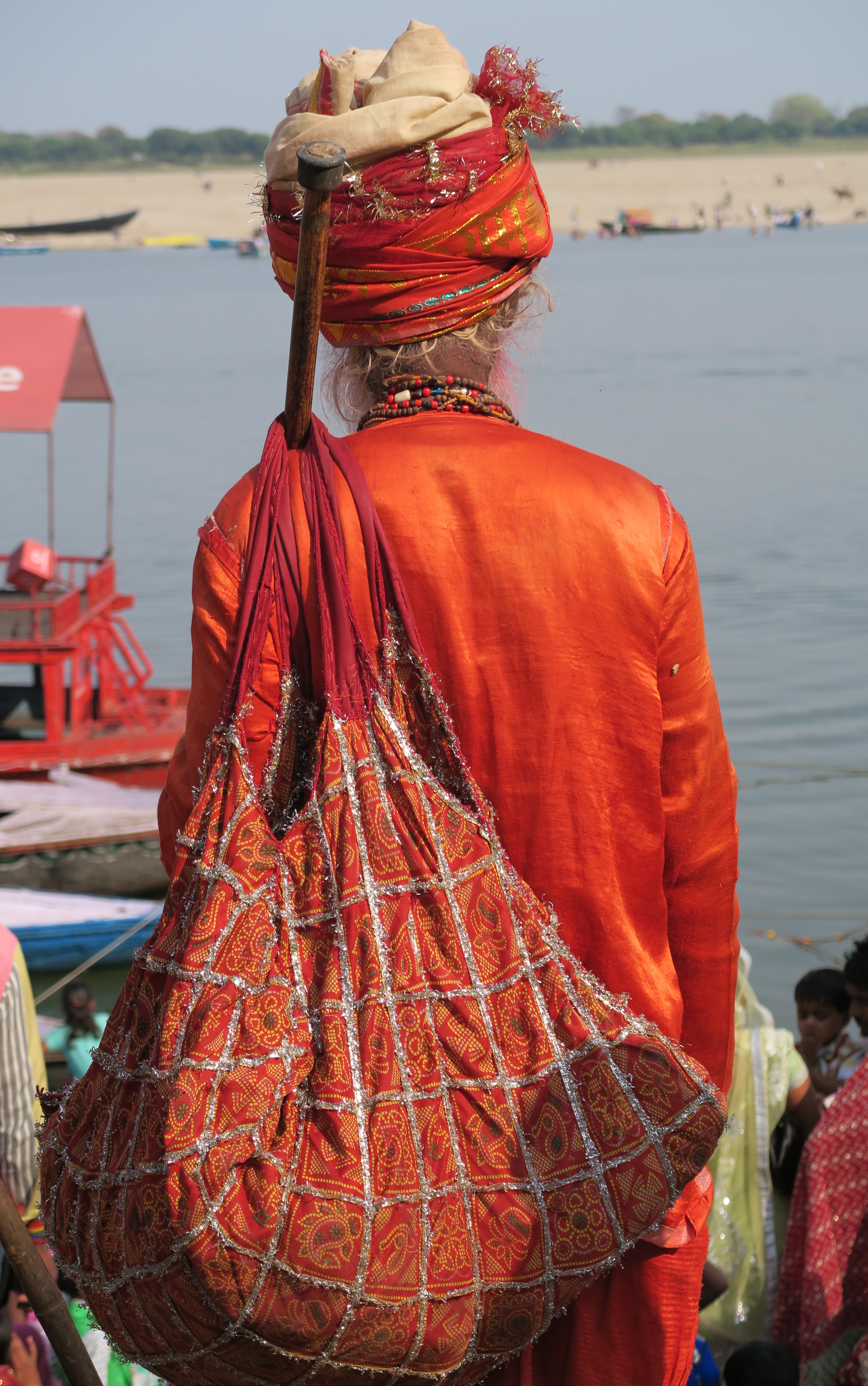 Photo d'un sadhu avec son baluchon