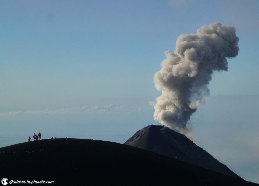 La vue du sommet du volcan Acatenango avec le Fuego en arrière plan au Guatemala