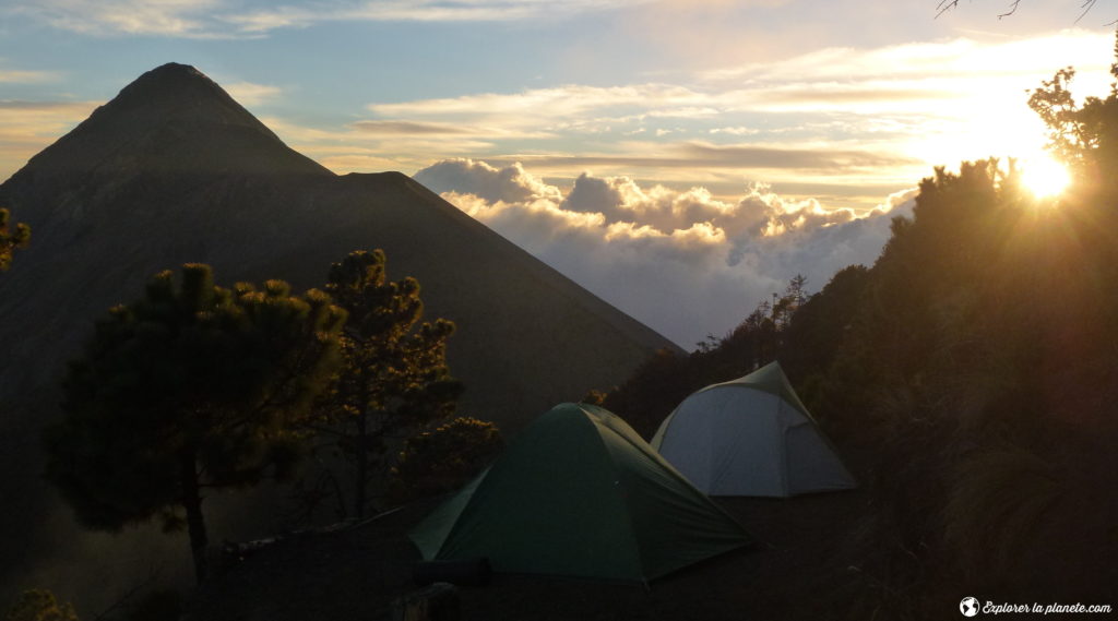Camping en tentes sur l'Acatenango avec vue sur le volcan Fuego au Guatemala