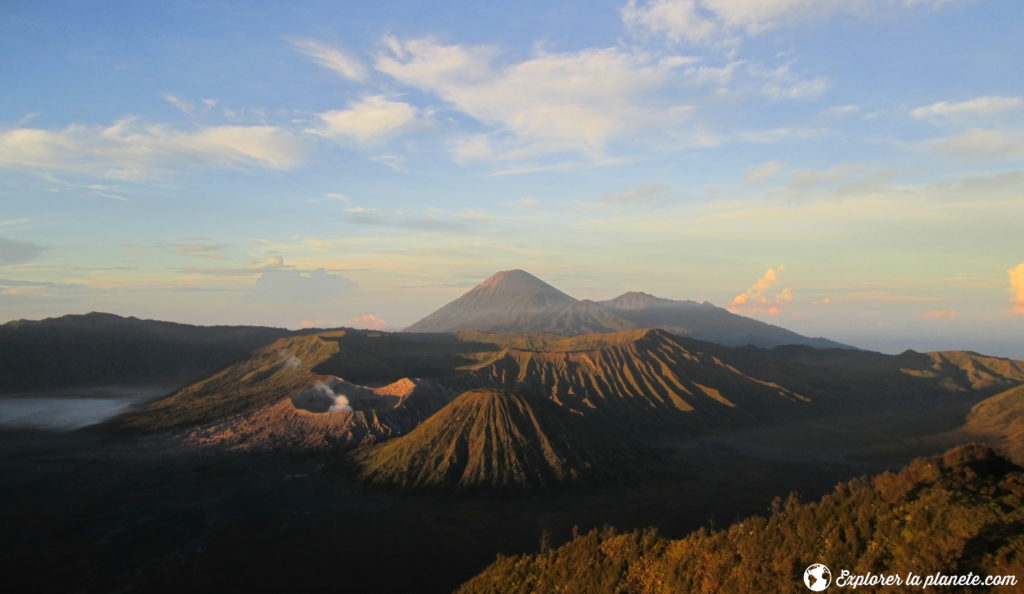 Lever de soleil au volcan Bromo sur l'île de Java en Indonésie