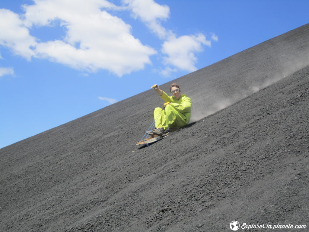 Descente en luge du volcan Cerro negro au Nicaragua
