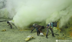 Les mineurs extraient le soufre sur volcan Kawah Ijen en Indonésie