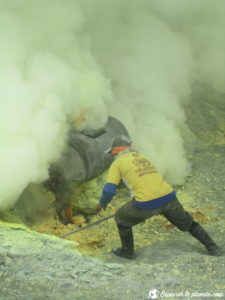 Les mineurs dans le cratère du volcan Kawah Ijen