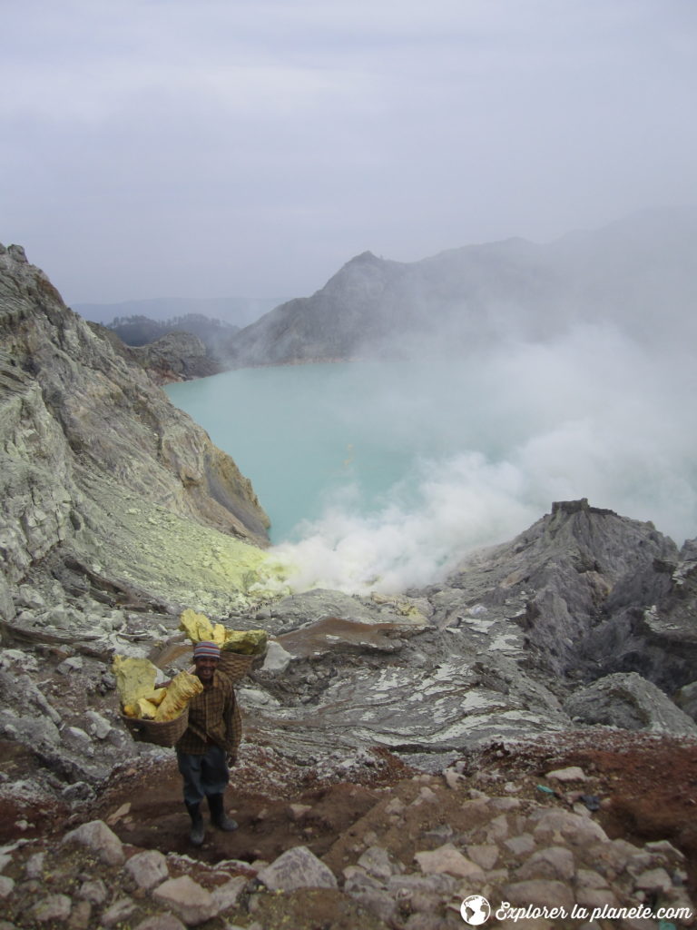 Le volcan Kawah Ijen et sa mine de soufre sur l'île de Java en Indonésie