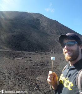 On mange des guimauves sur la volcan Pacaya au Guatemala