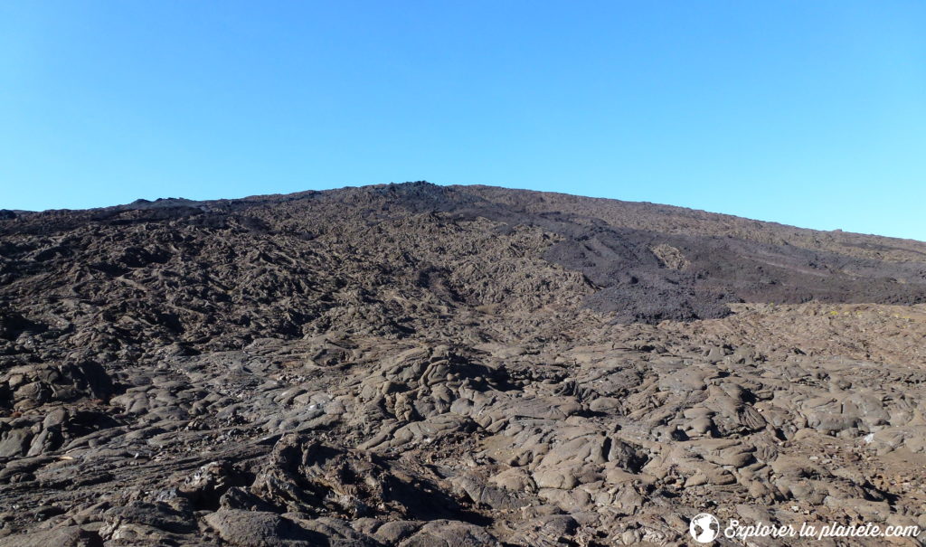 Coulée de lave du piton de la fournaise sur l'île de la Réunion