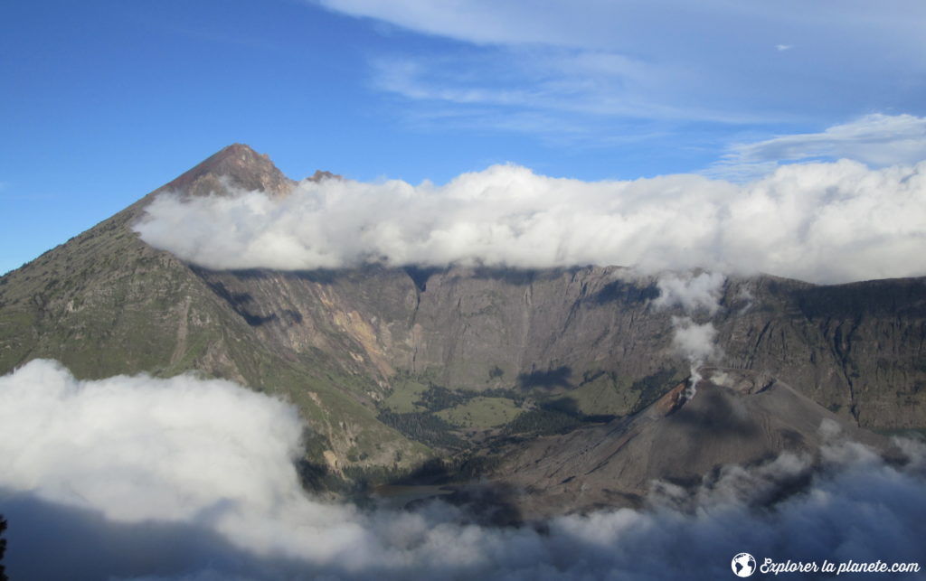 Le volcan Rinjani sur l'île de Lombok en Indonésie