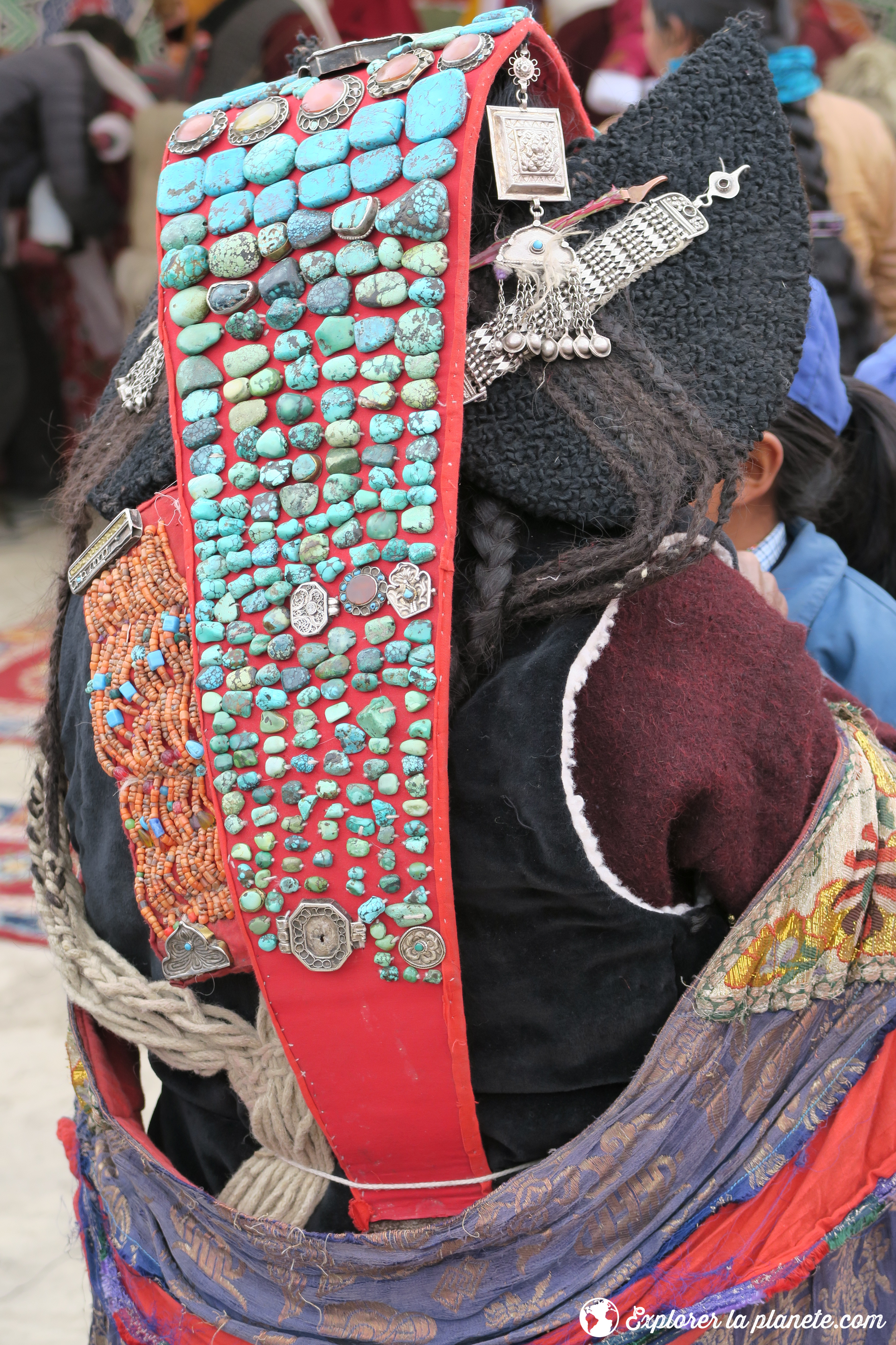 Grande traversee du Zanskar - Femme avec peyrac à Photoksar 3