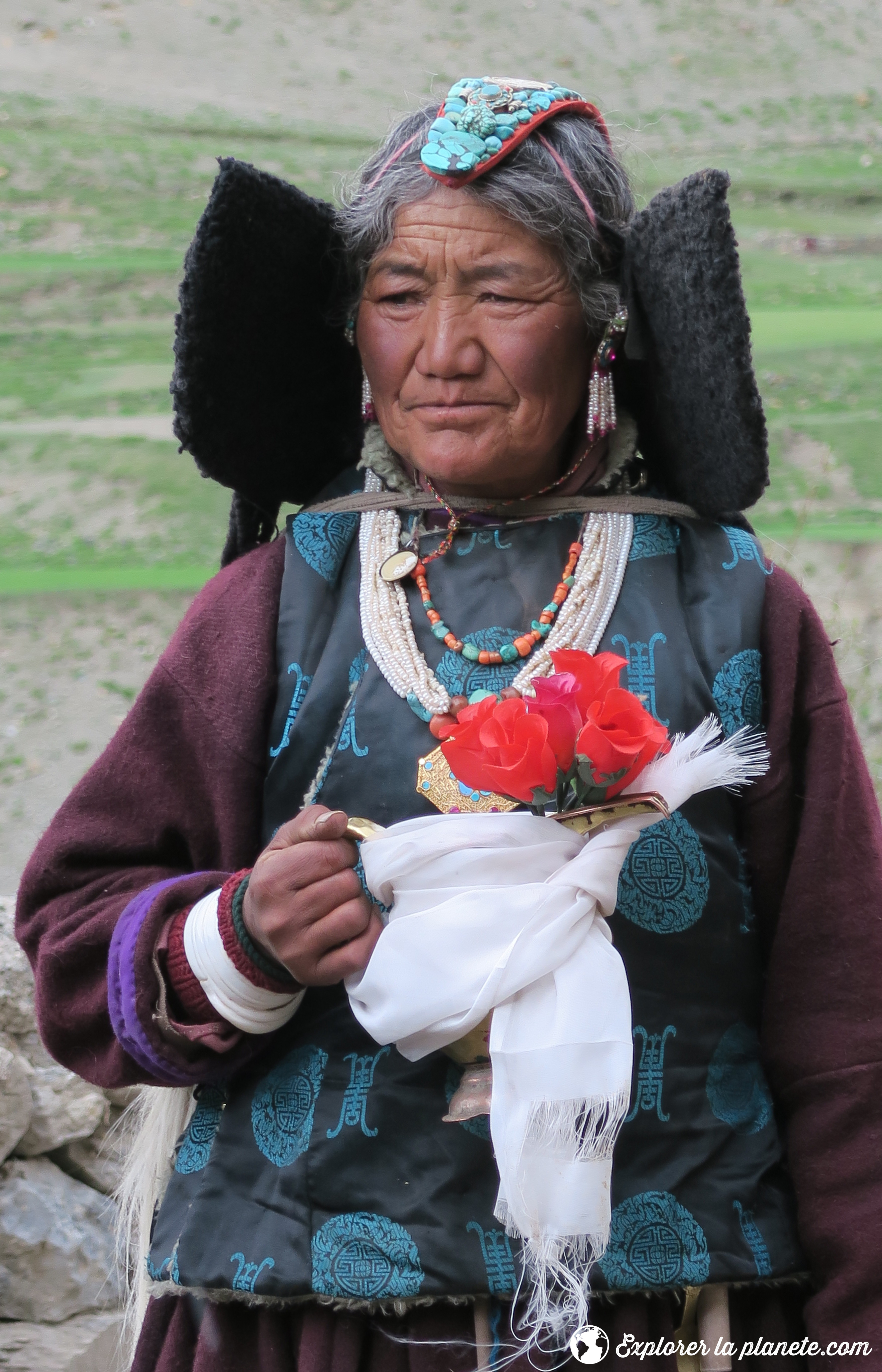 Grande traversee du Zanskar - femme avec peyrac à Photoksar 3