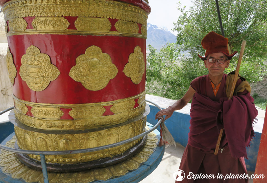 Grande traversee du Zanskar - Moine et moulin à prière à Karsha