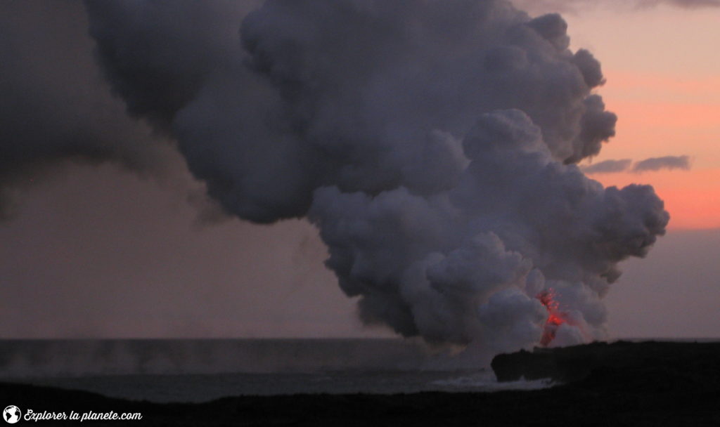 Lave qui coule dans l'océan à partir du volcan sur Big Island à Hawaii