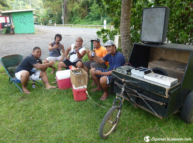 Les Polynésiens sont toujours accueillants et ils se feront généralement un plaisir de vous permettre de planter votre tente si vous leur demandez gentiment. 