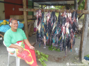 Une vendeuse de poisson à Rangiroa. Une bonne façon de manger à petit prix