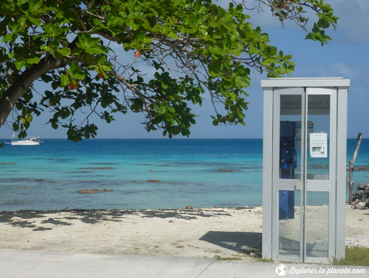 iles-visiter-polynesie-francaise-cabine-telephonique-fakarava