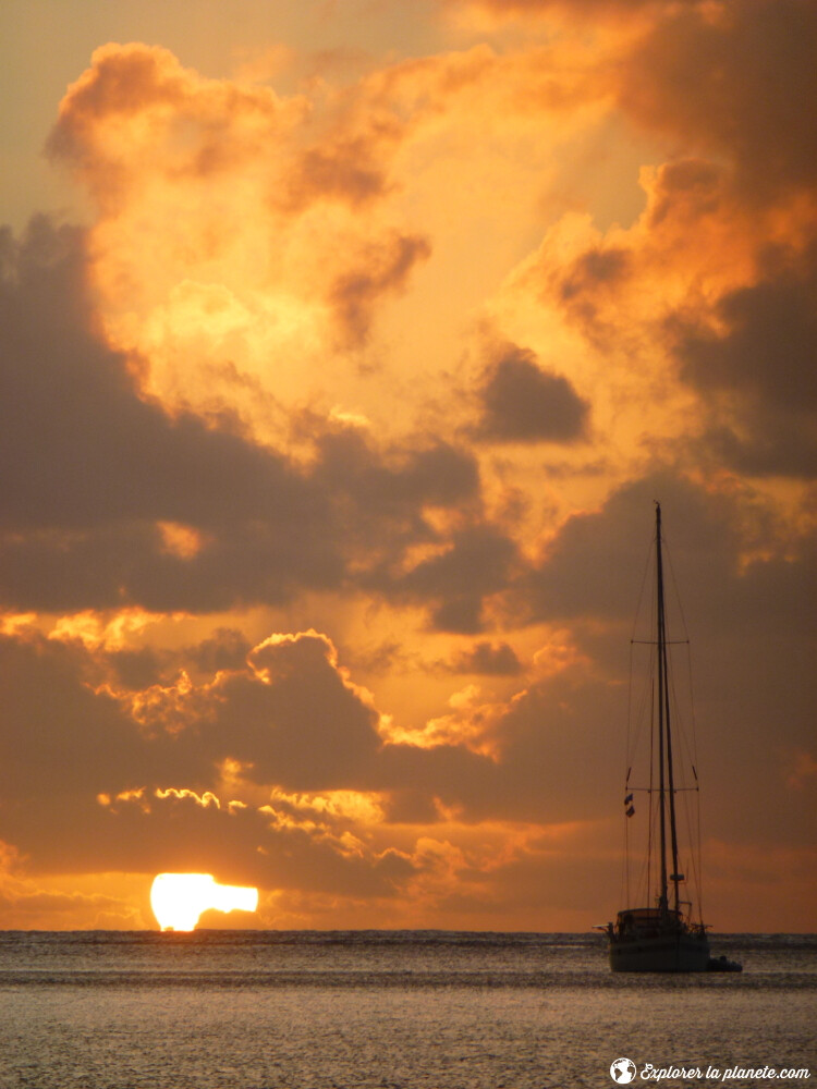 iles-visiter-polynesie-francaise-couchee-de-soleil-huahine