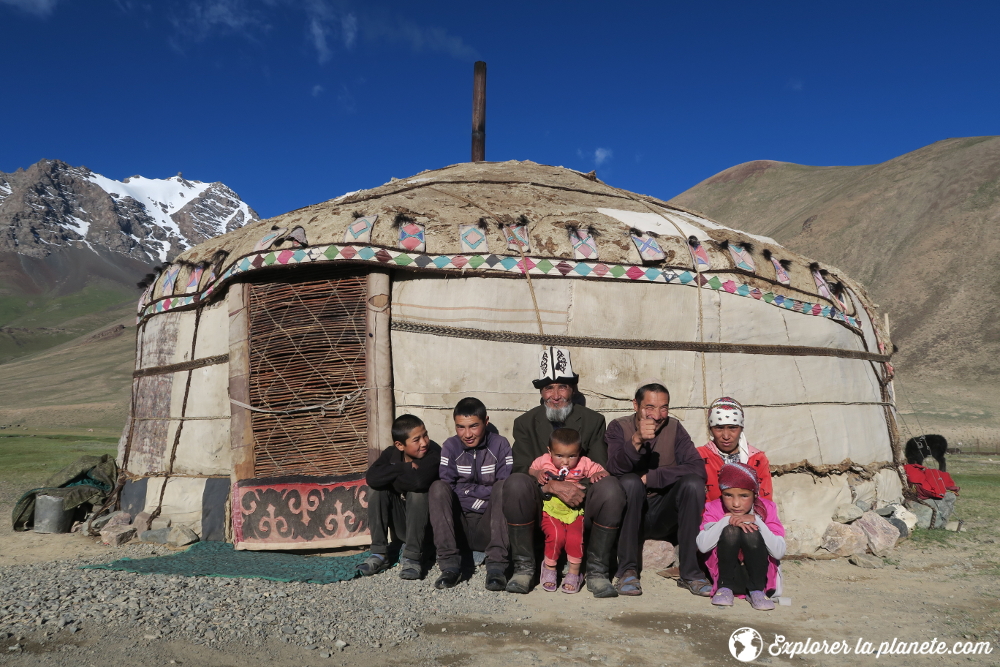 Photo de famille devant la yourte dans la vallée de Pshart.