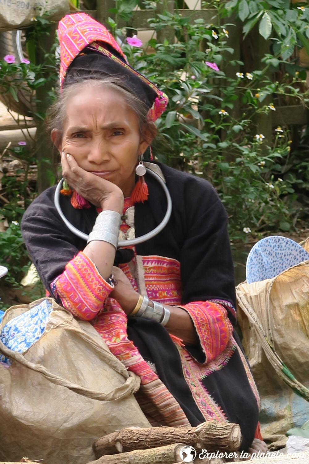 Dame Akha pala au marché de Pak nam noi au Nord du Laos