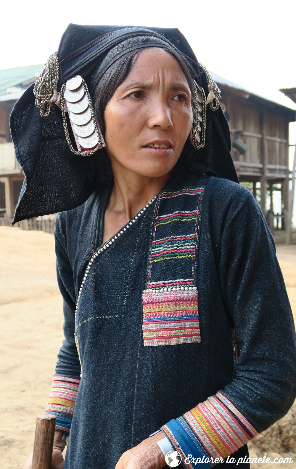 Femme Akha pixor avec un habit traditionnel au Nord du Laos
