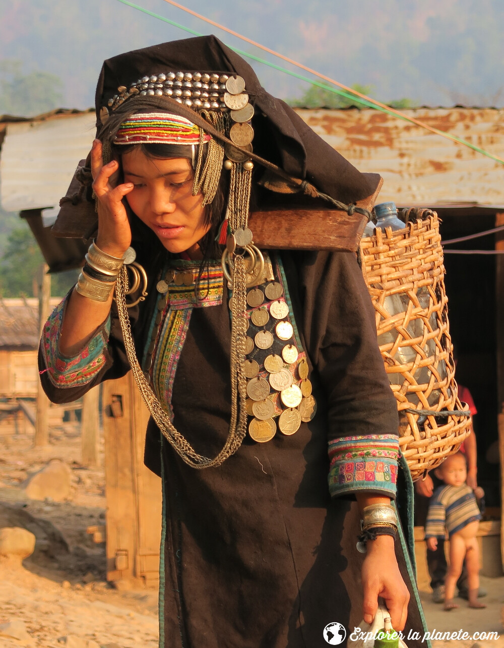 Jeune femme Akha pixor avec l'habit traditionnel