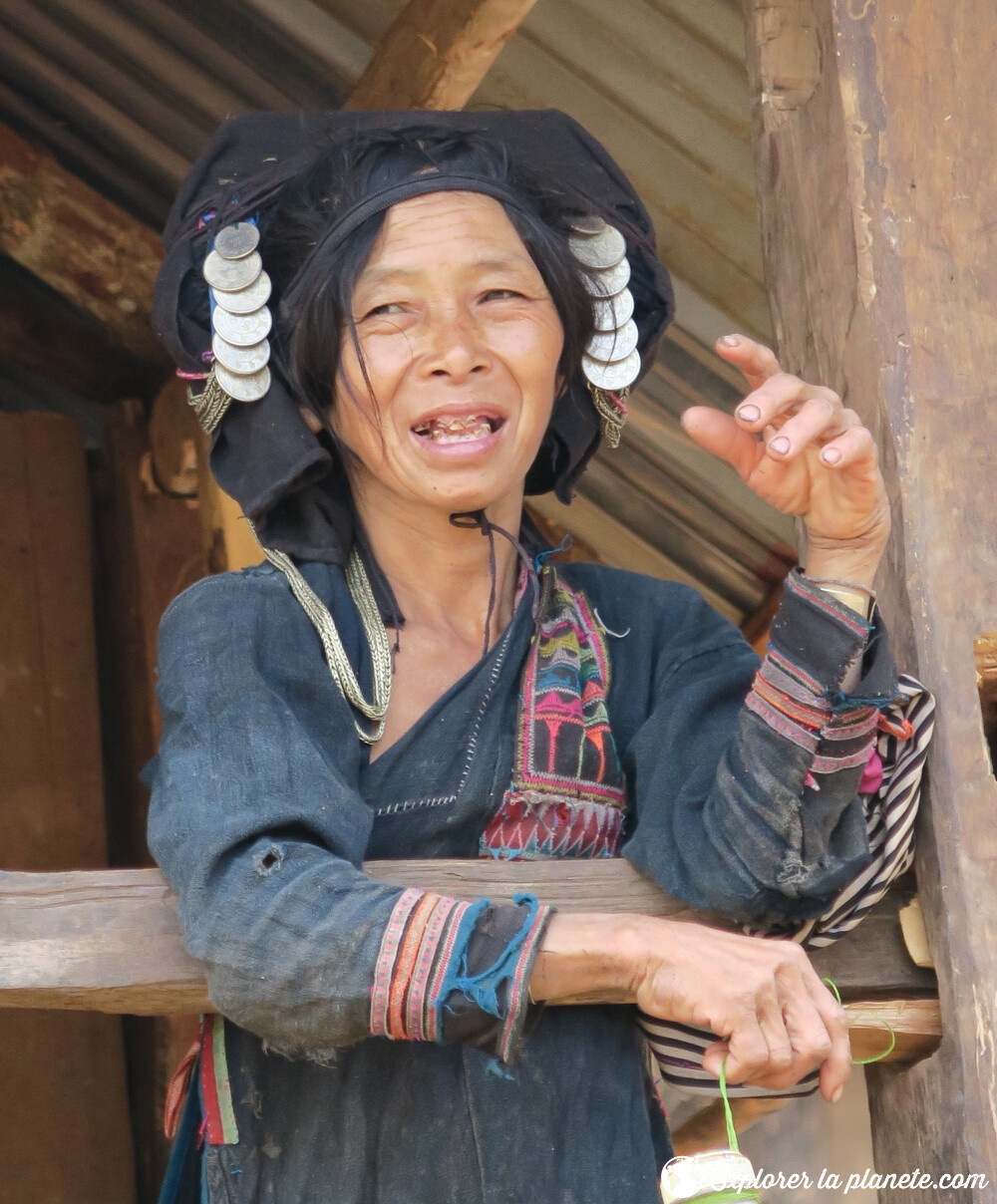 Dame Akha pixor avec un habit traditionnel dans un village au Nord du Laos