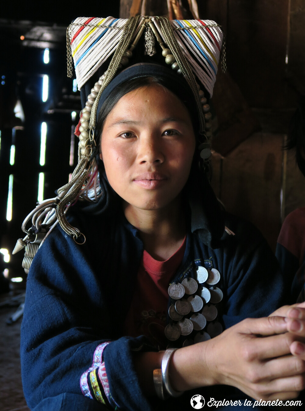 Jeune femme akha avec habit traditionnel près de Ou Tai dans le Nord du Laos