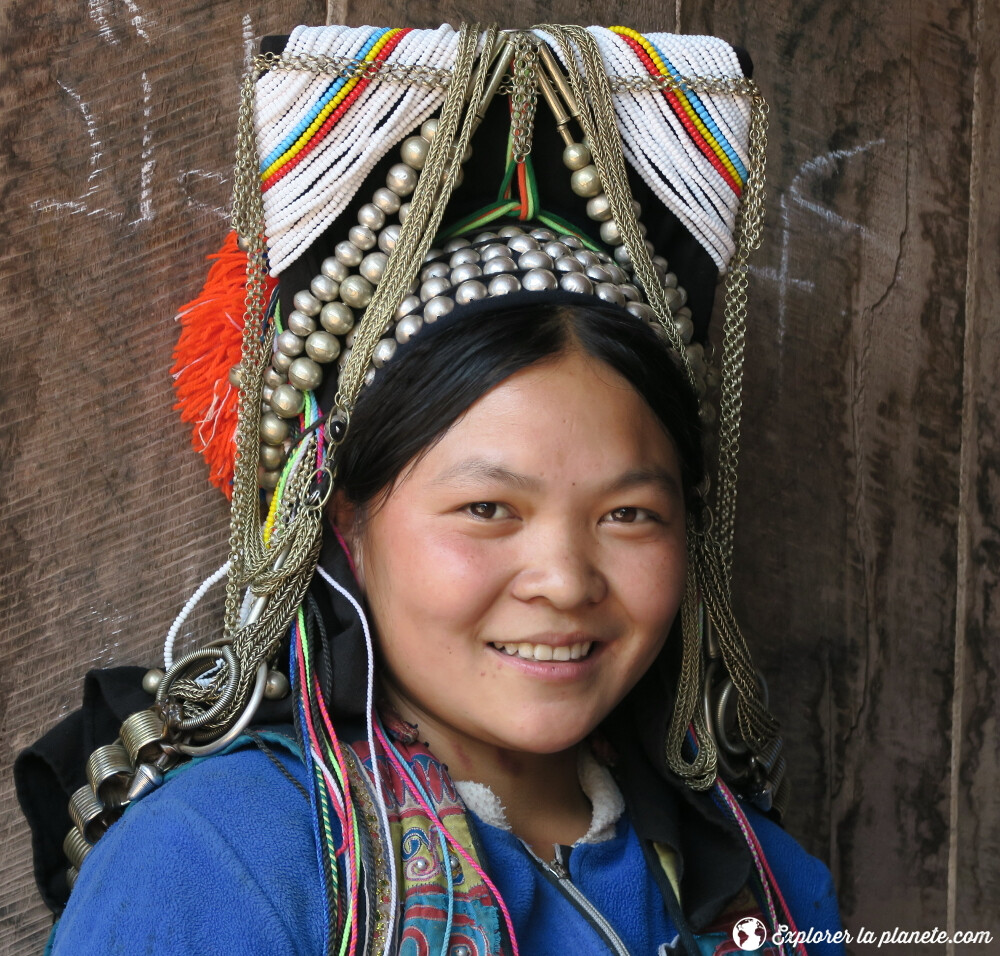 Jeune femme souriante Akha près de Ou Tai dans le Nord du Laos