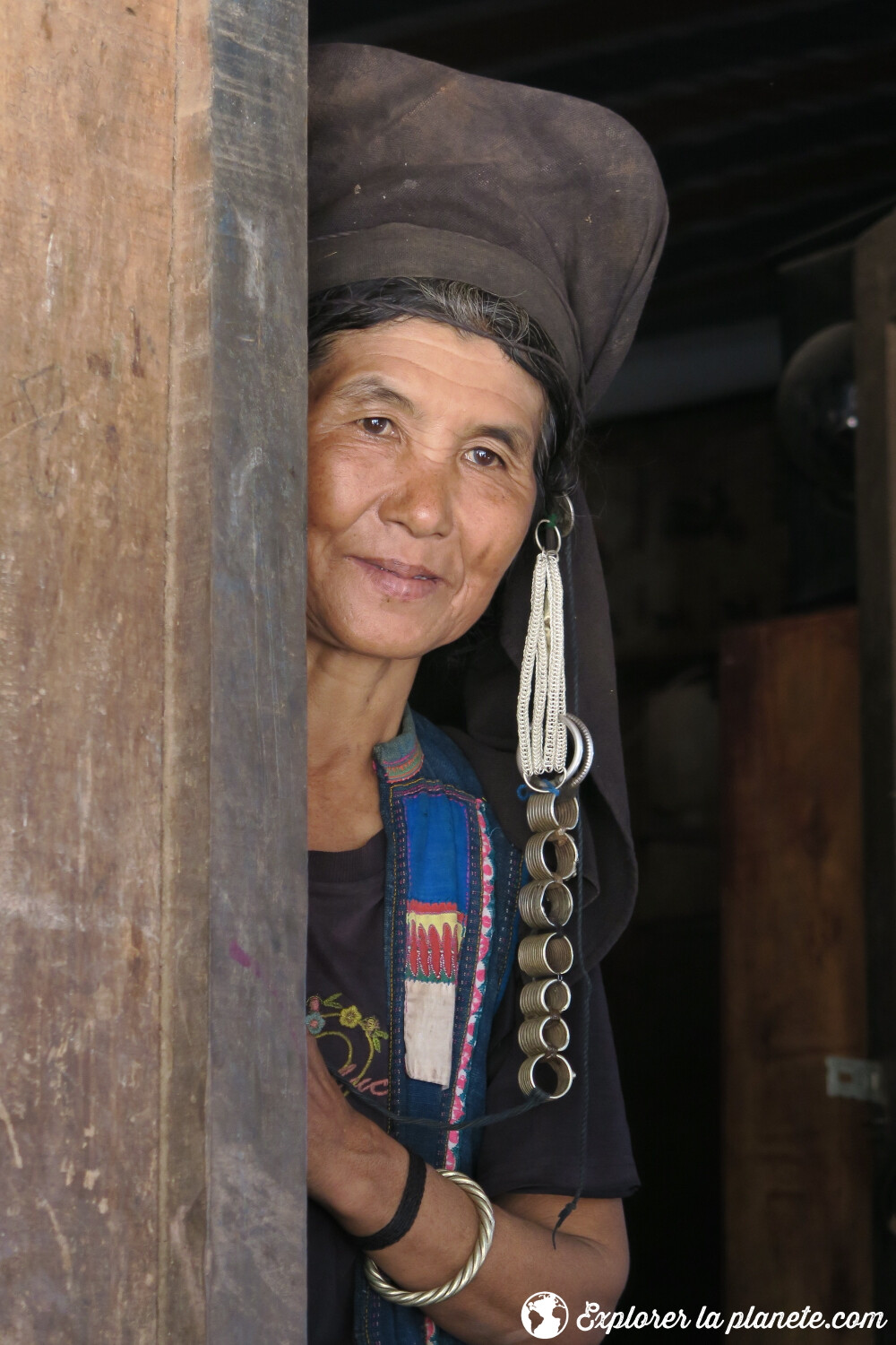 Femme souriante Akha près de Ou Tai dans le Nord du Laos