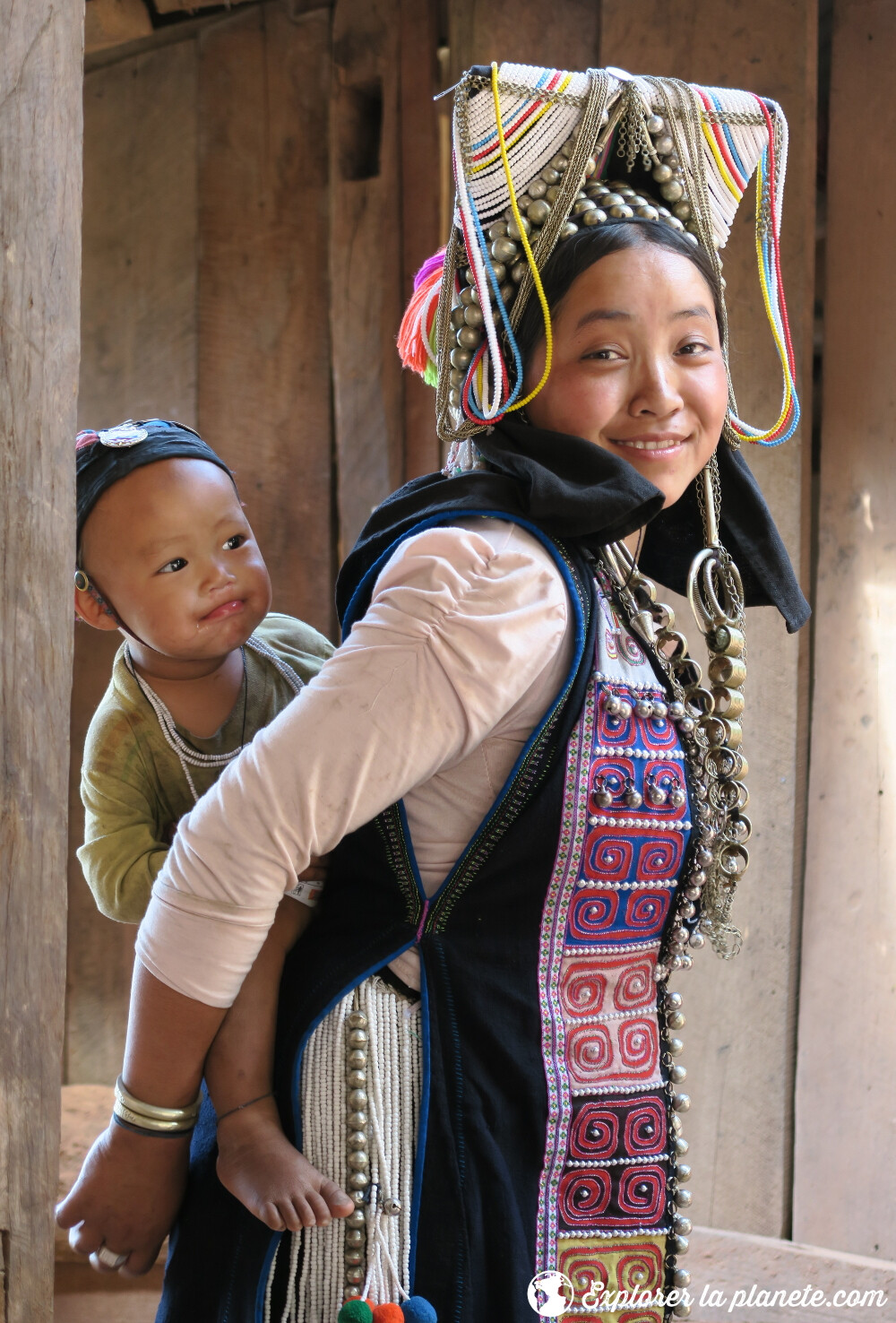 Jeune femme akha avec son bébé dans la région de Ou tai au Nord du Laos