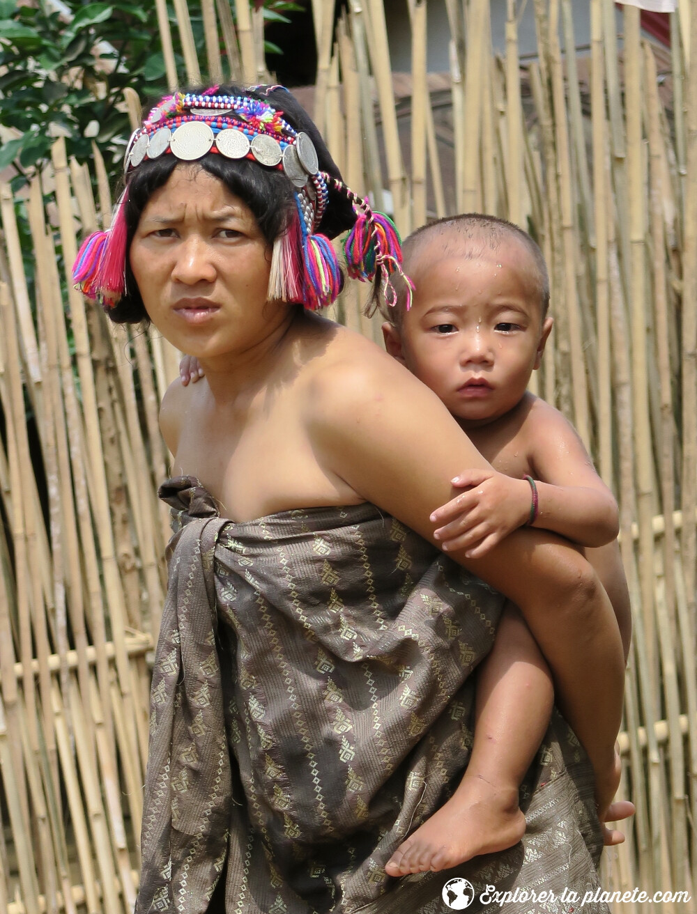 Femme Akha ya er avec son enfant au nord du Laos