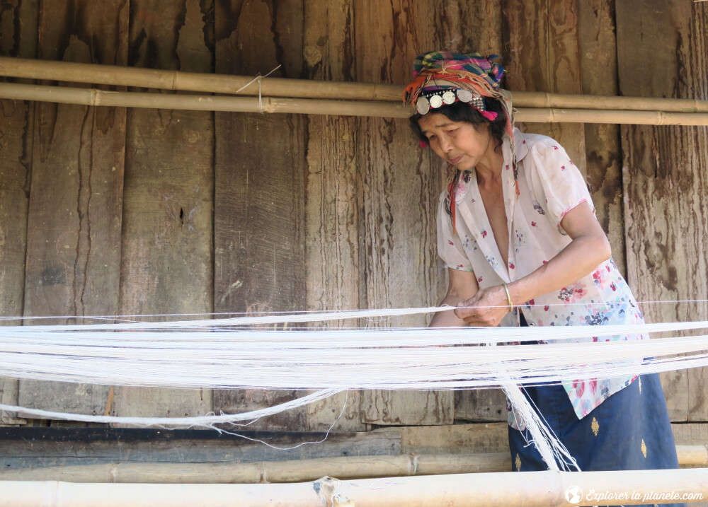 Dame Akha ya er dans un village près de Pak nam noi qui fait du tissage