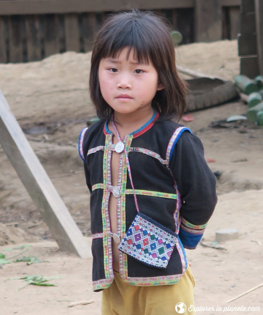 Jeune fille Akha avec habit traditionnel