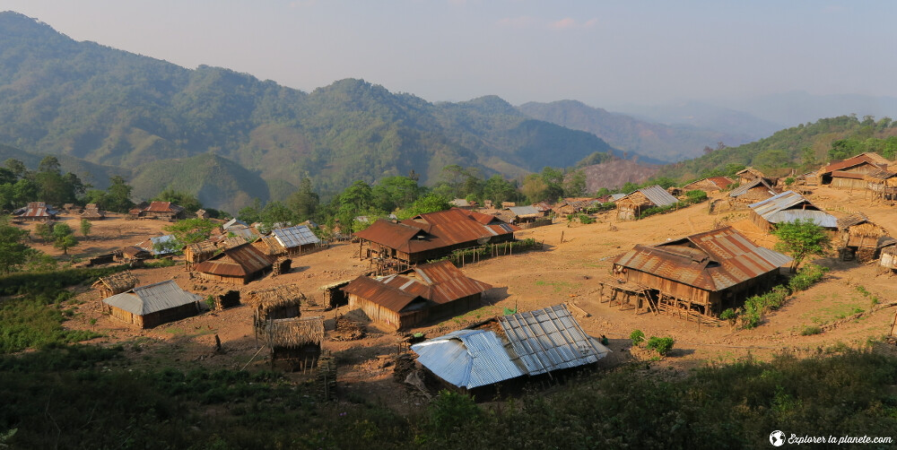 Un village Akha à flanc de montagne au Laos près de Boun Neua