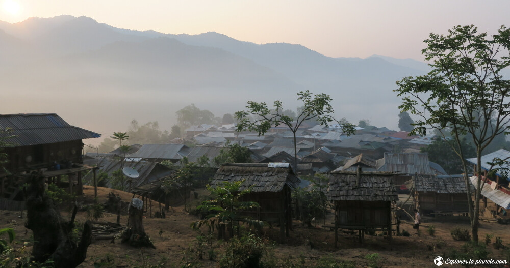 Coucher de soleil dans un village Akha au nord du Laos