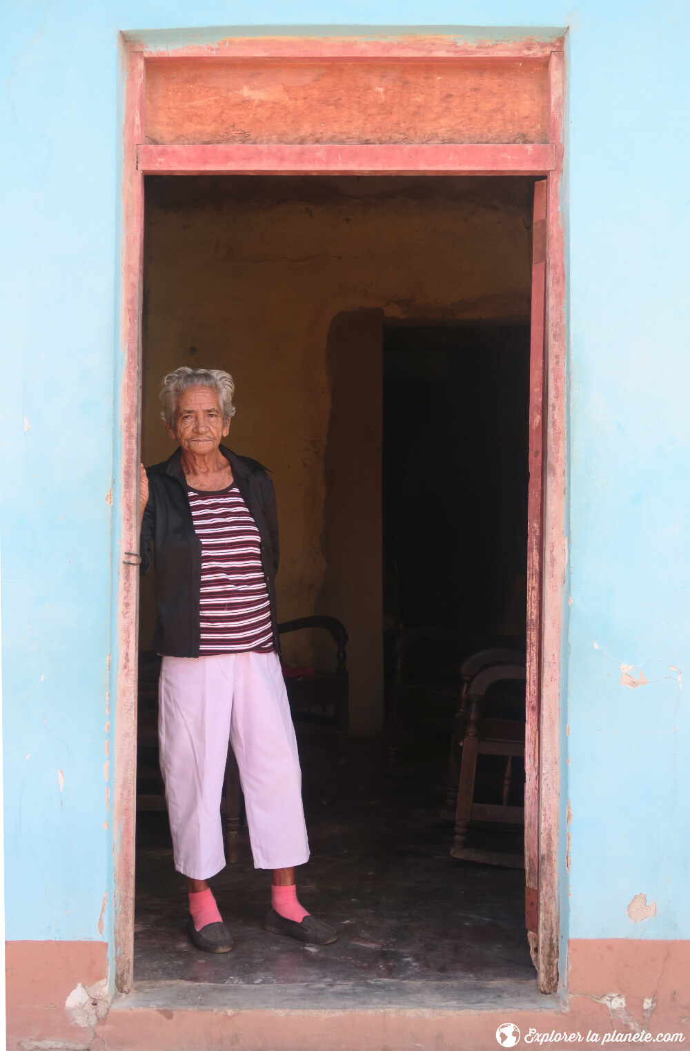 Cubaine dans le cadre de porte.