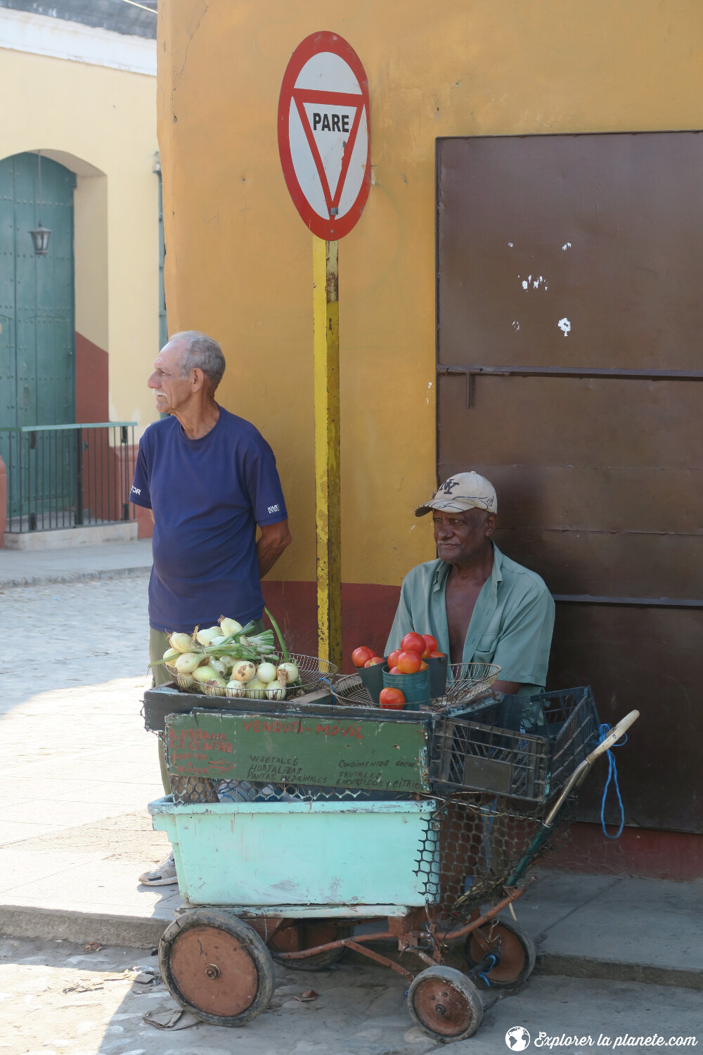 Des vendeurs de légumes.