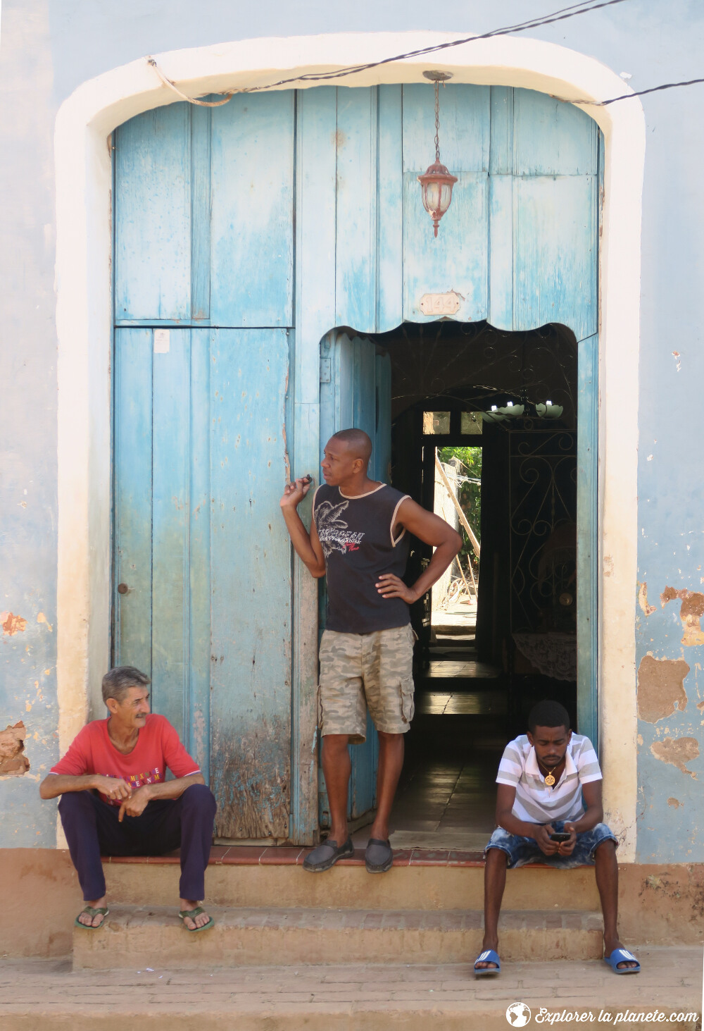 Cubains sur le pied de la porte.