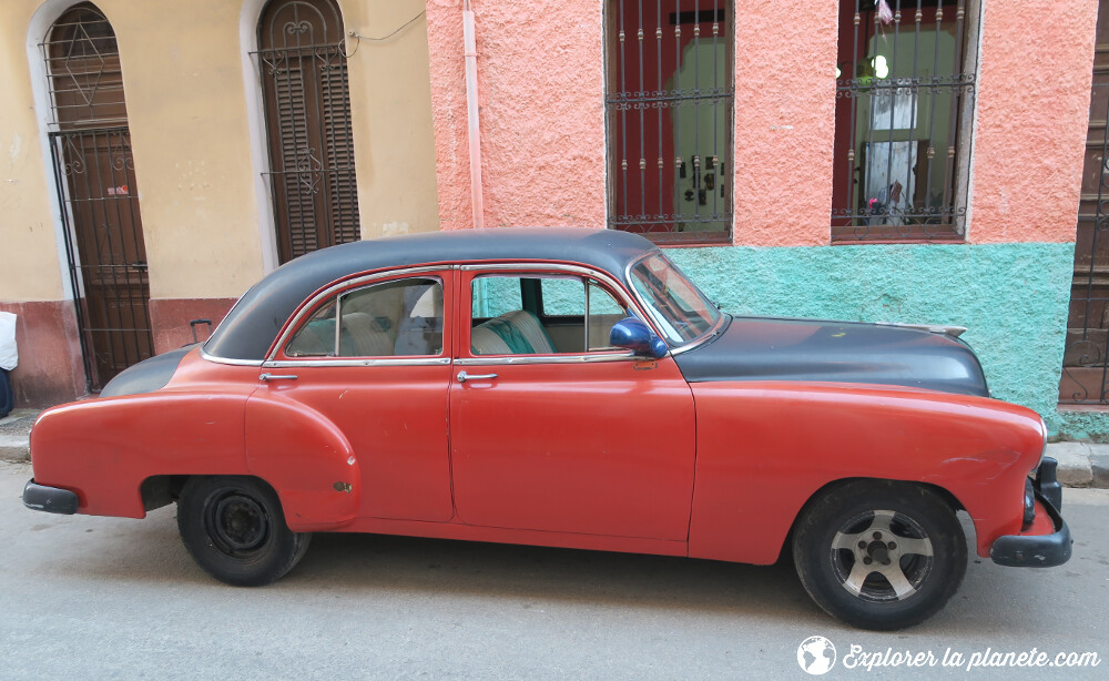Vieille voiture dans les rues du vieux Havane.