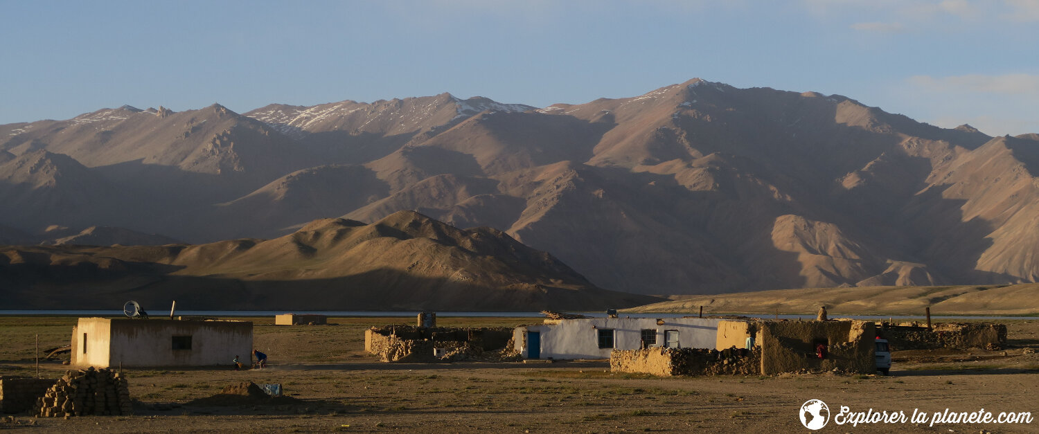 Maisons à Bulunkul avec coucher de Soleil