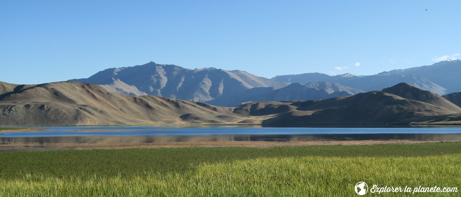 Le lac Bulunkul avec montagnes et verdure