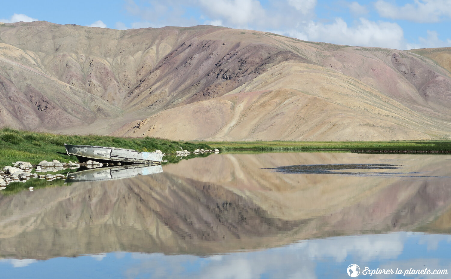 Effet miroir sur le lac Bulunkul au Tadjikistan